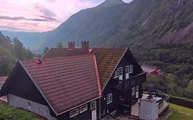 Fritt beliggende stor enebolig med høy standard